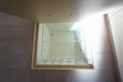 キッチンには床下収納を設けています。生活スペースを減らさず、キッチン用品や非常食など様々なものを収納できます。