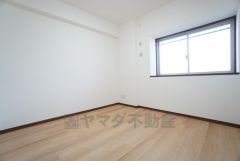 5.5帖の納戸。居室としてもお使いいただけそうな広さです＾＾ テレワーク部屋、趣味のシアタールーム、ファミリークローゼットとしてなど使い方様々＾＾