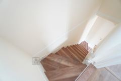 ご年配の方や小さなお子様でも安心できる、手すり付き階段です＾＾段差も低めで設定されてますので安全性にも優れてますね＾＾