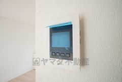 防犯はもちろん、セールスマン対策にもなるモニター付きインターホンです。お子さん1人での留守番時にも活躍しそうです。