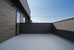 広々としたバルコニー。 天気のいい日にはお布団もまとめて干せそうですね＾＾