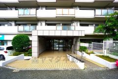 スロープ付きなのでベビーカーなど上り下りしやすいです＾＾