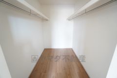 洋室にはハンガーパイプ付きのウォークインクローゼットが設けられています。たっぷり収納できるので衣替えの心配もいりませんね＾＾