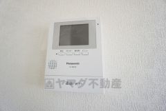 防犯はもちろん、セールスマン対策にもなるモニター付きインターホンです。お子さん1人での留守番時にも活躍しそうです。