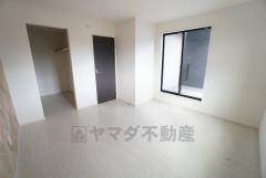 主寝室としてお使いいただけそうなこちらのお部屋は、日当たりが良く、爽やかな風を感じて起きる朝は、快適生活の始まりに。