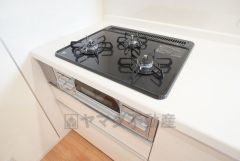 3種類の料理が同時に調理できる、3口ガスコンロ。忙しい夕食の支度時間が短縮できて効率よくお料理が楽しめます