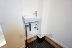 玄関に手洗器が設置されています＾＾外から帰って最初に手洗いができる環境です＾＾お子様と一緒に習慣にできそうですね＾＾