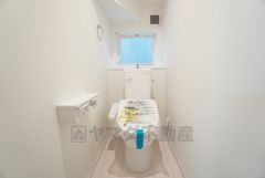 1階2階の2ヶ所にトイレがありますので、忙しい朝にも家族に気を使わず、ゆとりが生まれますね＾＾ 小窓付きで換気する時に便利です＾＾