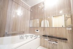 1日の疲れを癒すくつろぎのバスルーム。