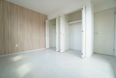 主寝室としてお使いいただけそうなこちらのお部屋は、日当たりが良く、爽やかな風を感じて起きる朝は、快適生活の始まりに。