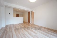 家族が集まる開放的なリビング。思い思いの時間を過ごしたり食事をしたり、素敵な団らんの場になりますね。