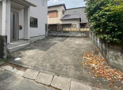 駐車スペースはゆとりある2台分を確保＾＾マイカー用に、お客さま用に、余裕を持ってご利用いただけます。