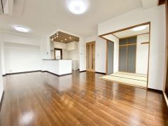 家族が集まる開放的なリビング。思い思いの時間を過ごしたり食事をしたり、素敵な団らんの場になりますね。 