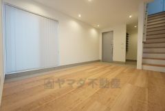 大きな窓のあるリビングは、陽光あふれる明るい空間です。居心地良く、ご家族皆がゆったりくつろげる憩いの空間となりそうです。