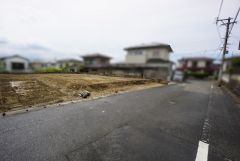 前面道路は北東側、約6ｍの公道に面しています。