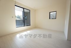 バルコニーに面した約7帖の洋室。