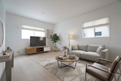 家具はイメージです。リビングは、陽光あふれる明るい空間です。居心地良く、ご家族皆がゆったり寛げる憩いの空間となりそうです。