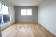 8帖。 主寝室としてお使いいただけそうなこちらのお部屋は、日当たりが良く、爽やかな風を感じて起きる朝は、快適生活の始まりに。 