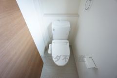 ウォシュレット付きトイレです。1階2階の2ヶ所にトイレがあるので、忙しい朝にもゆとりができますね＾＾