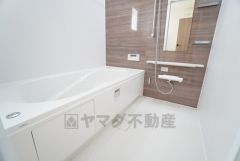 1日の疲れを癒すくつろぎのバスルーム。足を伸ばしてもゆったりと入れるサイズです。お子様と一緒にお風呂に入っても狭くないですね＾＾