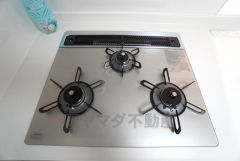 3種類の料理が同時に調理できる、3口ガスコンロ。忙しい夕食の支度時間が短縮できて効率よくお料理が楽しめます。