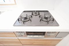 3種類の料理が同時に調理できる、3口ガスコンロ。忙しい夕食の支度時間が短縮できて効率よくお料理が楽しめます。