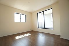 主寝室としてお使いいただけそうなこちらのお部屋は、日当たりが良く、爽やかな風を感じて起きる朝は、快適生活の始まりに。