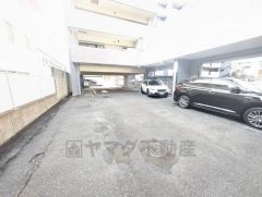 駐車場。最新の空き状況はお問い合わせください。