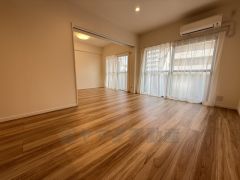 大きな掃き出し窓のあるリビングは、陽光あふれる明るい空間です。ゆったりと寛げる憩いの場となりそうです。 