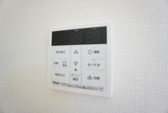 おいだき機能つきなのでお風呂に入る時間が異なるご家庭には嬉しいですね。ボタン一つで快適で便利な生活が＾＾