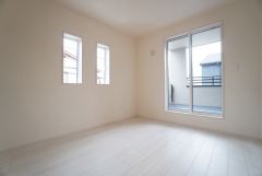 主寝室としてお使いいただけそうなこちらのお部屋は、日当たりが良く、爽やかな風を感じて起きる朝は、快適生活の始まりに。