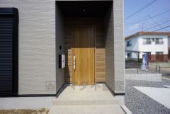 ナチュラルなブラウントーンの玄関ドア。