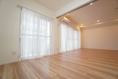 リビングは広々とした設計で、家族が集い、寛ぐ暮らしの空間を演出しています。思い思いの時間を過ごしたり、家族みんなで食事をしたり、素敵な団らんの場になりますね。