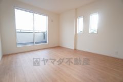 7.17帖。主寝室としてお使いいただけそうなこちらのお部屋は、日当たりが良く、爽やかな風を感じて起きる朝は、快適生活の始まりに。