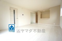 16.75帖。家族が集まる開放的なリビング。思い思いの時間を過ごしたり食事をしたり、素敵な団らんの場になりますね。