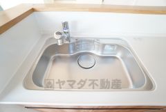 大きなお鍋も楽々洗える幅の広いシンクです＾＾ステンレスシンクなので簡単にお掃除できますよ。洗剤やスポンジもすっきりできる収納付き。