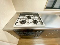 3種類の料理が同時に調理できる、3口ガスコンロ。忙しい夕食の支度時間が短縮できて効率よくお料理が楽しめます。