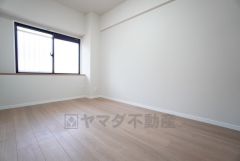 採光を確保した明るい室内は、風通しも良く、大変居心地の良い空間となっております。日当たりがよく、子供部屋としての利用もおすすめ。