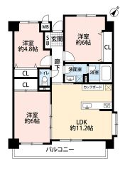  オールフローリング3LDK＾＾南東向きのリビングであたたかい日差しを感じられます。キッチン上部は折下げ天井のアクセントクロスでお洒落な空間＾＾後方にはカップボード付き。全居室収納＾＾