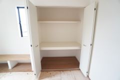 和室には大容量の押入れを完備。奥行きがあるため、お布団だけでなく、季節家電やスーツケースなど、かさばる荷物もまとめてスッキリ収まります。