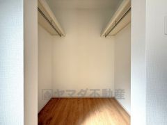 寝室にはハンガーパイプ付きのウォークインクローゼットが設けられています。たっぷり収納できるので衣替えの心配もいりませんね＾＾