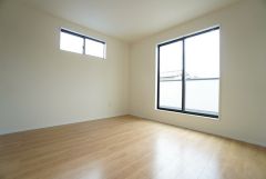 主寝室としてお使いいただけそうなこちらのお部屋は、日当たりが良く、爽やかな風を感じて起きる朝は、快適生活の始まりに。