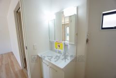 三面鏡つき洗面台。収納も一体型になっているので、ドライヤーやヘアアイロンの置き場に困りません。