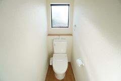 1階2階の2ヶ所にトイレがありますので、忙しい朝にも家族に気を使わず、ゆとりが生まれますね＾＾