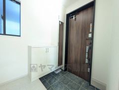 採光も考えられた明るい玄関です。シューズボックス付きなので、家族全員の靴がきれいに整頓できます。