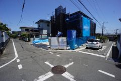 角地なので、開放感が得られます。 また、日差しが入りやすく、家の奥まで明るくなるのが嬉しいポイントです。 