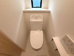 1階2階の2ヶ所にトイレがありますので、忙しい朝にも家族に気を使わず、ゆとりが生まれますね＾＾ 小窓付きで換気する時に便利です＾＾
