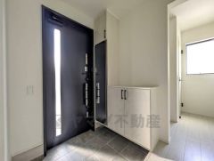 ご家族の靴をスッキリと片付けられるシューズボックス付きの玄関です＾＾身だしなみも確認出来る全身鏡付きです＾＾