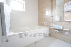 1日の疲れを癒すくつろぎのバスルーム。足を伸ばしてもゆったりと入れるサイズです。お子様と一緒にお風呂に入っても狭くないですね＾＾