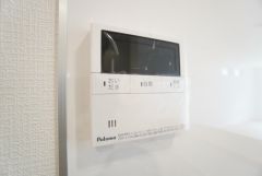 キッチン横からお湯張り、追い炊き、足し湯がボタン一つで楽々操作できる給湯機リモコンです。忙しい夕飯準備の時間帯に重宝しますね。